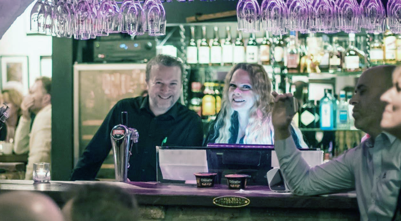 To ansatte bak baren på Cafe Magenta i Gamlebyen i Fredrikstad